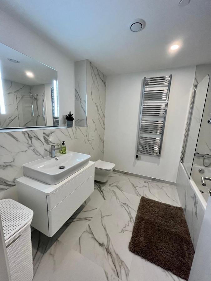 Modern Apartment With Spa And Pool Гибралтар Екстериор снимка