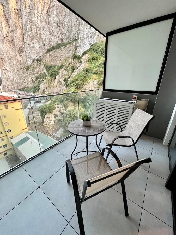 Modern Apartment With Spa And Pool Гибралтар Екстериор снимка